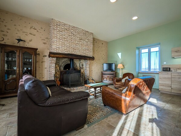 TV, fireplace