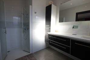 Shower, hair dryer, towels, soap - Magnificent villa with pool near Perpignan (Villeneuve-de-la-Raho)