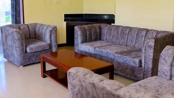 Una sala de estar con un sofá y una mesa de centro de madera.