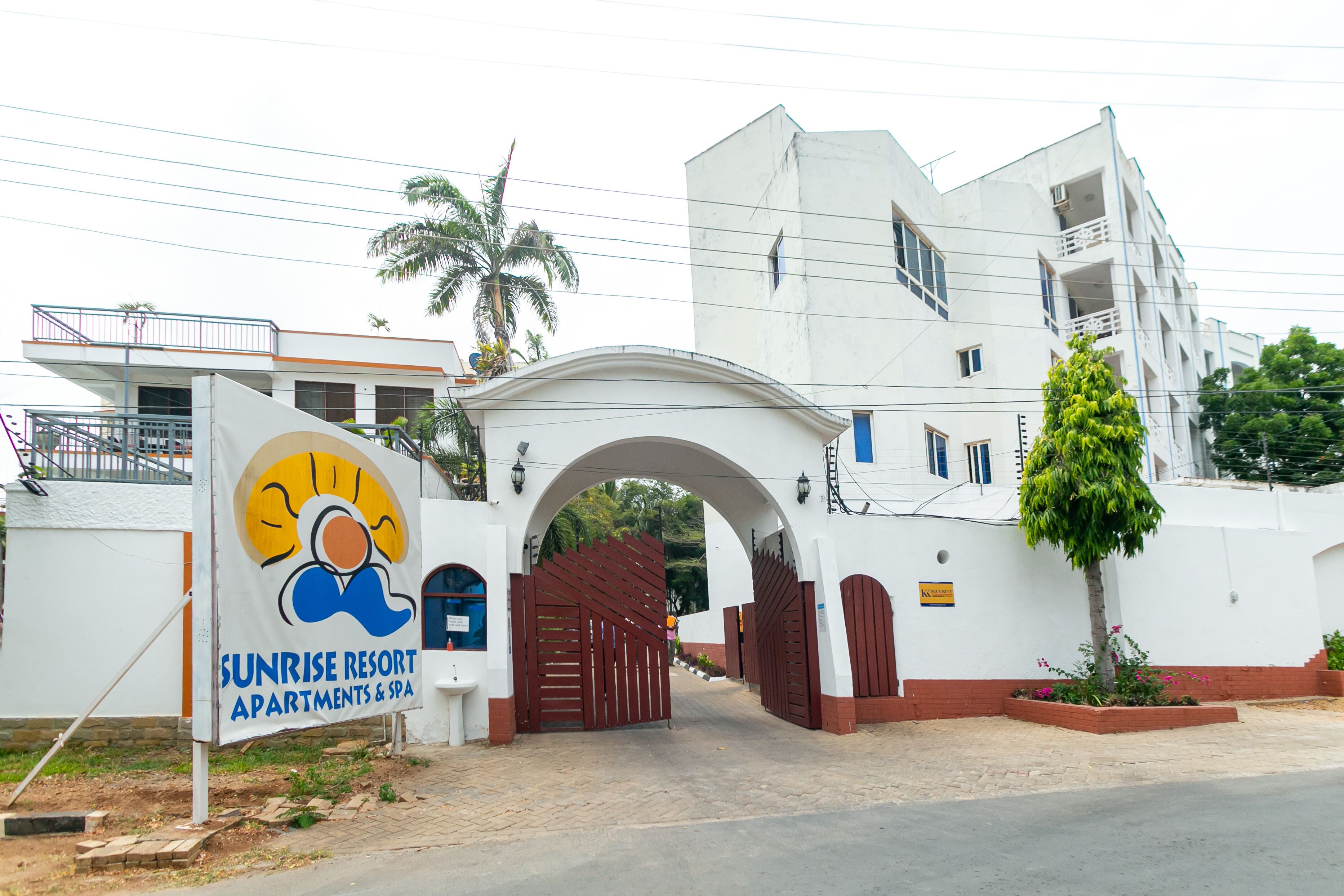 L’entrée de l’ensemble résidentiel et du spa Sunrise Resort est sécurisée par un portail, et se distingue par un arc imposant et un panneau indicateur.