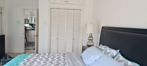 3 bedrooms, iron/ironing board, WiFi, bed sheets - Cozy one bedroom apartment- 5 mins from shopping and dining. (Kingston)