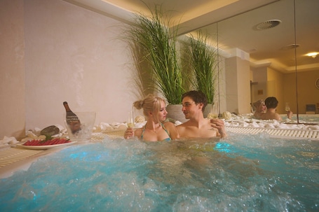 Hot stone massages, sports massages, 1 treatment room. Hotel Queens