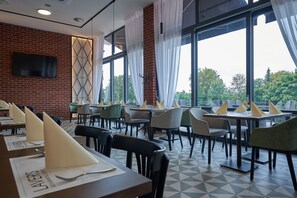 Aperto a colazione, pranzo e cena, con vista sul giardino 