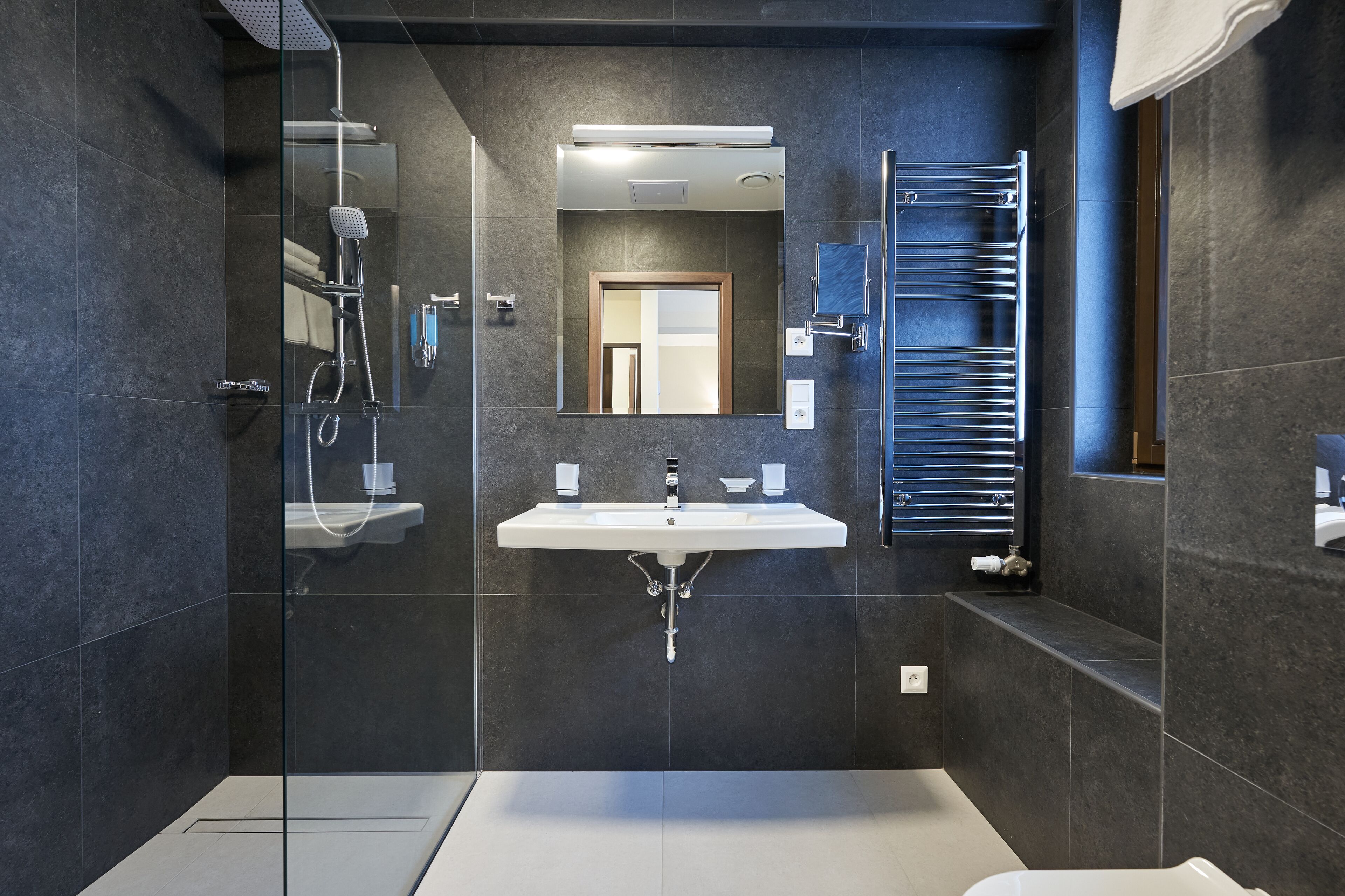 Doppia Deluxe | Bagno | Set di cortesia gratuito, asciugacapelli, asciugamani, sapone