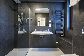 Deluxe-Doppelzimmer | Badezimmer | Kostenlose Toilettenartikel, Haartrockner, Handtücher, Seife