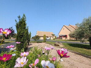 Property grounds - Cozy Family Retreat with Golf & Spa Access, Pets Welcome (Pouligny-Notre-Dame)
