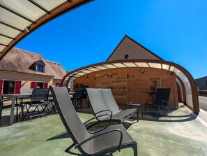Outdoor dining - Cozy Family Retreat with Golf & Spa Access, Pets Welcome (Pouligny-Notre-Dame)