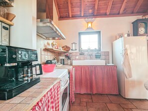 Een koelkast, een magnetron