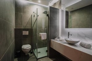 Douche, douche à « effet pluie », sèche-cheveux, serviettes fournies