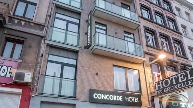 Un hotel con fachada moderna, amplias ventanas y una entrada destacada.