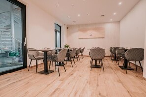 每日供應吃到飽早餐 (每人 EUR18)