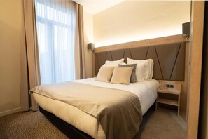 1 kamar tidur, brankas, meja kerja, dan kedap suara