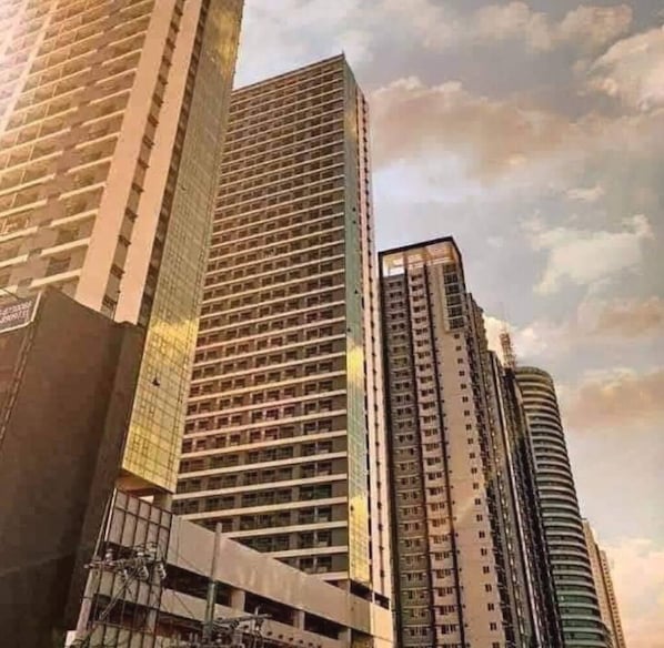 Un immeuble de grande hauteur, doté de nombreux étages, de grandes fenêtres et d’une architecture moderne.