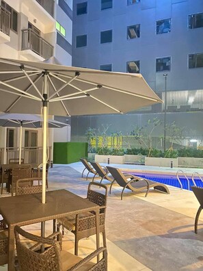 Outdoor dining - 1 BR Fully Furnished Condo in Mandaluyong with Pool and Parking - Fame1, 2021 (Mandaluyong)