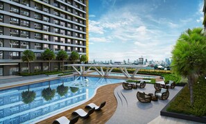 Un hotel moderno con piscina en la azotea, zona de estar y vistas al horizonte de la ciudad.