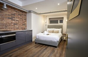 Standard Studio | Desk, laptop workspace, soundproofing, free WiFi - Three Cranes Serviced Apartments (Sheffield)