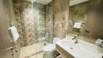 Two Bedroom Apartment | Baðherbergi | Sturta, regnsturtuhaus, handklæði