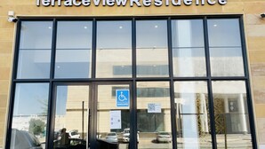 Ein Gebäude mit einem Schild, auf dem „TerraceViewResidence“ steht, und einem Symbol für Barrierefreiheit.
