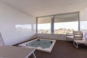 Un sauna, una bañera de hidromasaje, baño turco, baño turco/hammam
