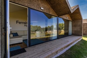 Cabaña familiar | Minibar, caja fuerte, decoración individual y cuna de viaje