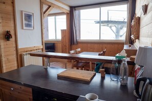 Kylskåp, mikrovågsugn, ugn och spishäll