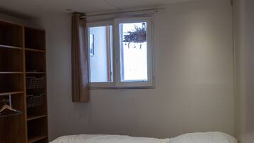 2 عدّة غرف نوم ومكواة/لوح كي وسرير سفر وواي فاي مجانًا