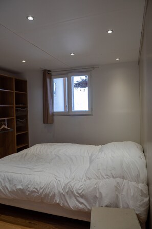 2 slaapkamers, een strijkplank/strijkijzer, reisbedje, gratis wifi