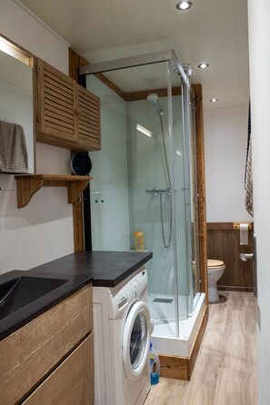 Dusche, Haartrockner, Handtücher, Toilettenpapier