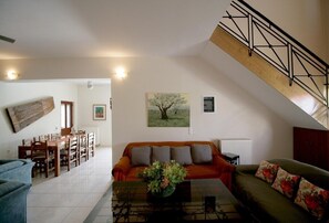 Living area - Premium 6-people Villa with Private Pool! (Γαβαλοχώρι)