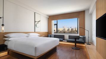 Habitación, 1 cama King size, vista al jardín | Edredón, artículos del minibar gratis y decoración personalizada