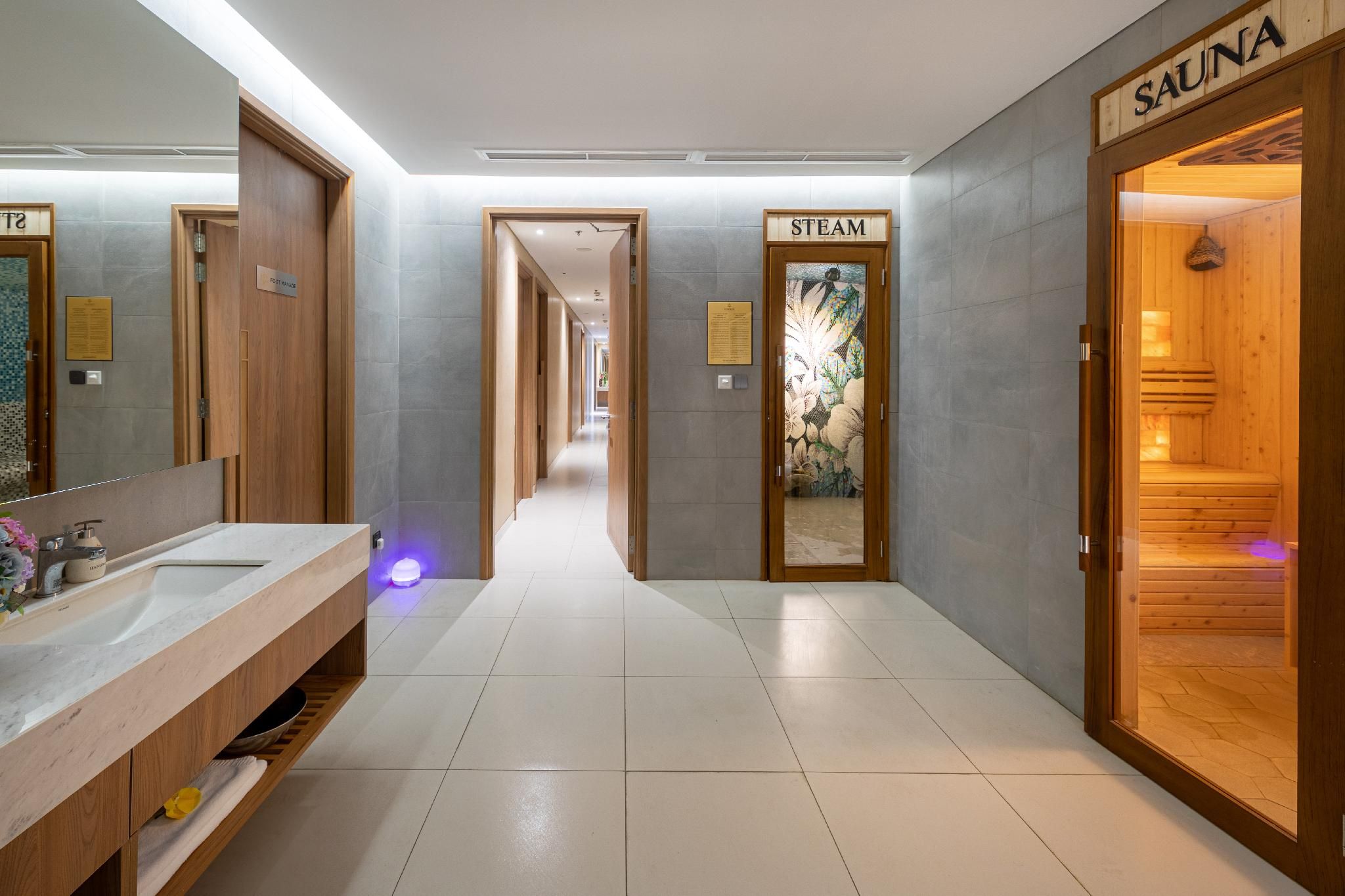 Un couloir d’hôtel comprenant un espace dédié aux massages des pieds, un hammam et un sauna.