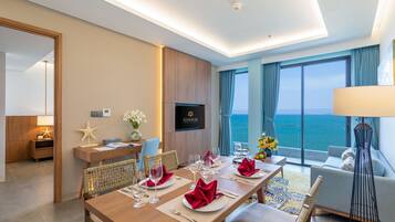 Executive Suite, 1 King Bed, Balcony | 1 bedroom, hypo-allergenic bedding, pillowtop beds, minibar