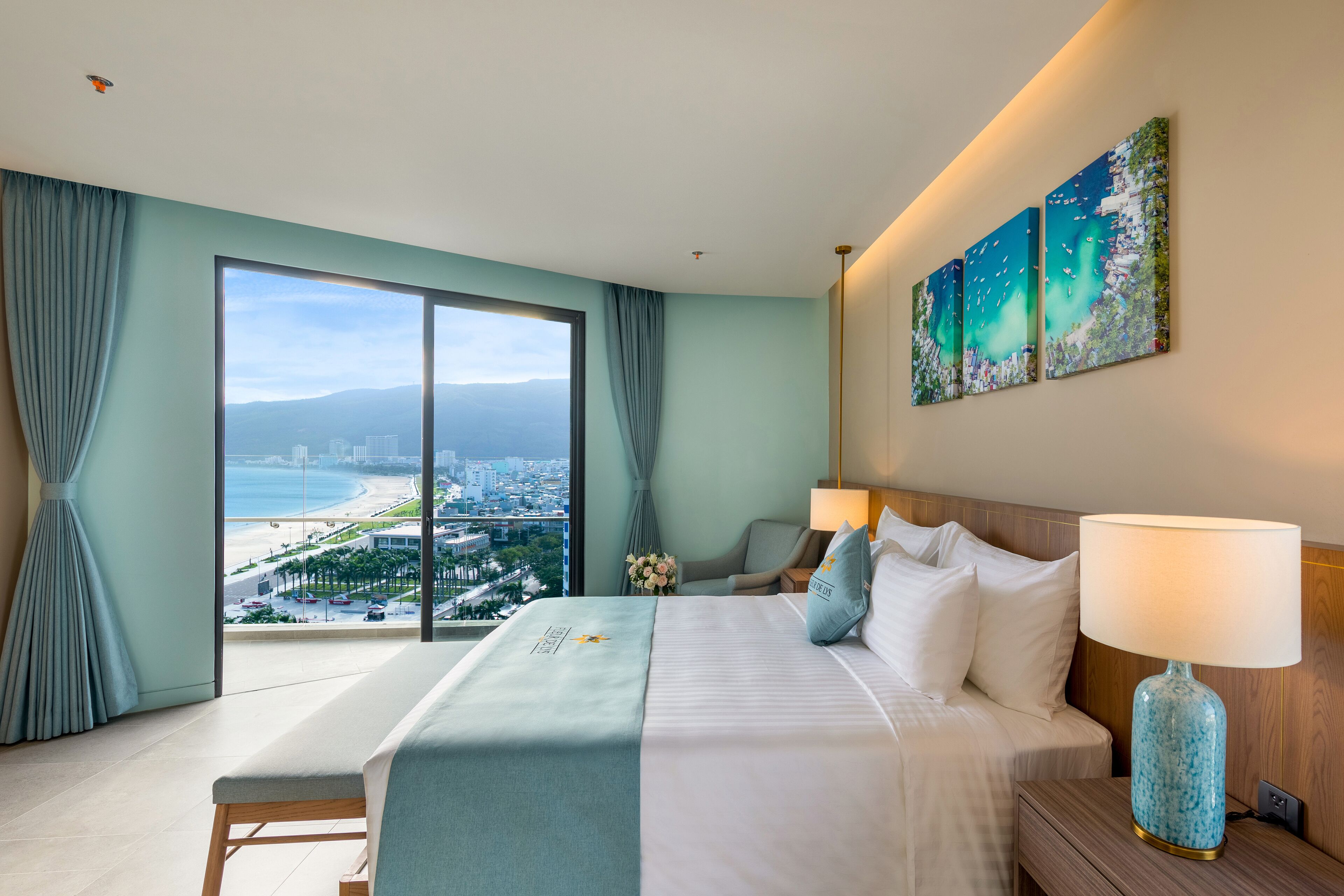 Executive Double Room, 1 Queen Bed, Balcony, Beach View | Hypo-allergenic bedding available, pillowtop beds, minibar, in-room safe