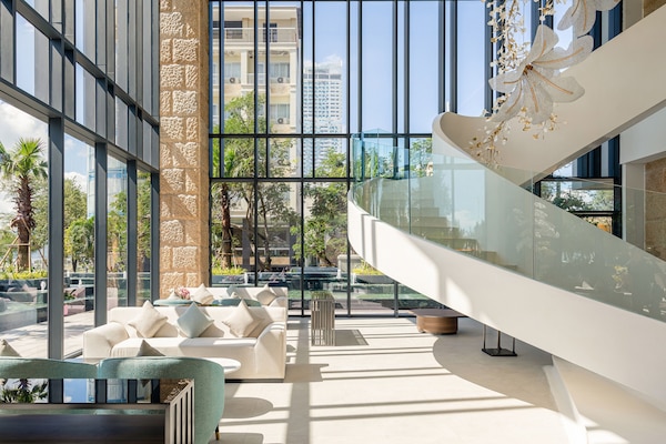 Bar en la azotea con vistas al mar (abre todos los días)