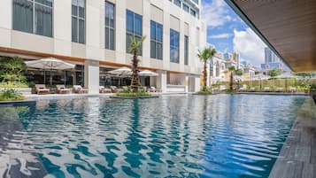 Una piscina al aire libre