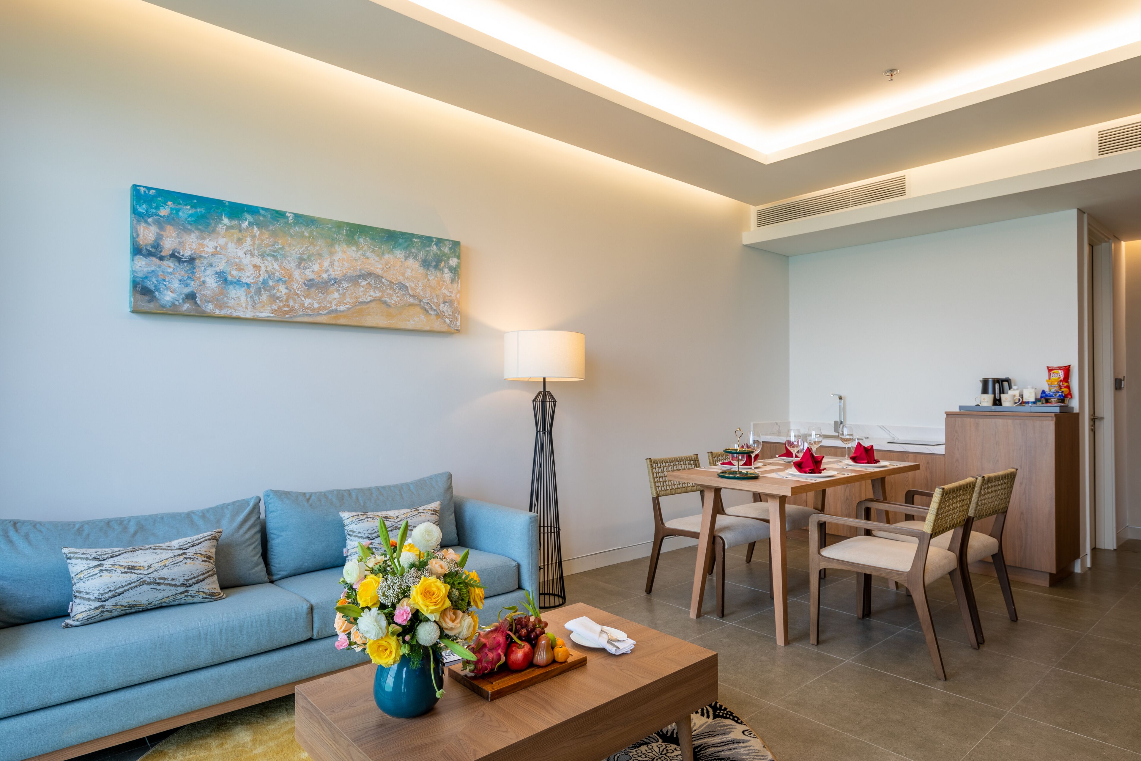 Un salon moderne avec un canapé, une table basse et un coin repas.