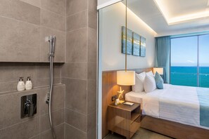 Suíte executiva, 1 cama King, sacada | Banheiro | Produtos de toalete grátis, secador de cabelo, roupões de banho 