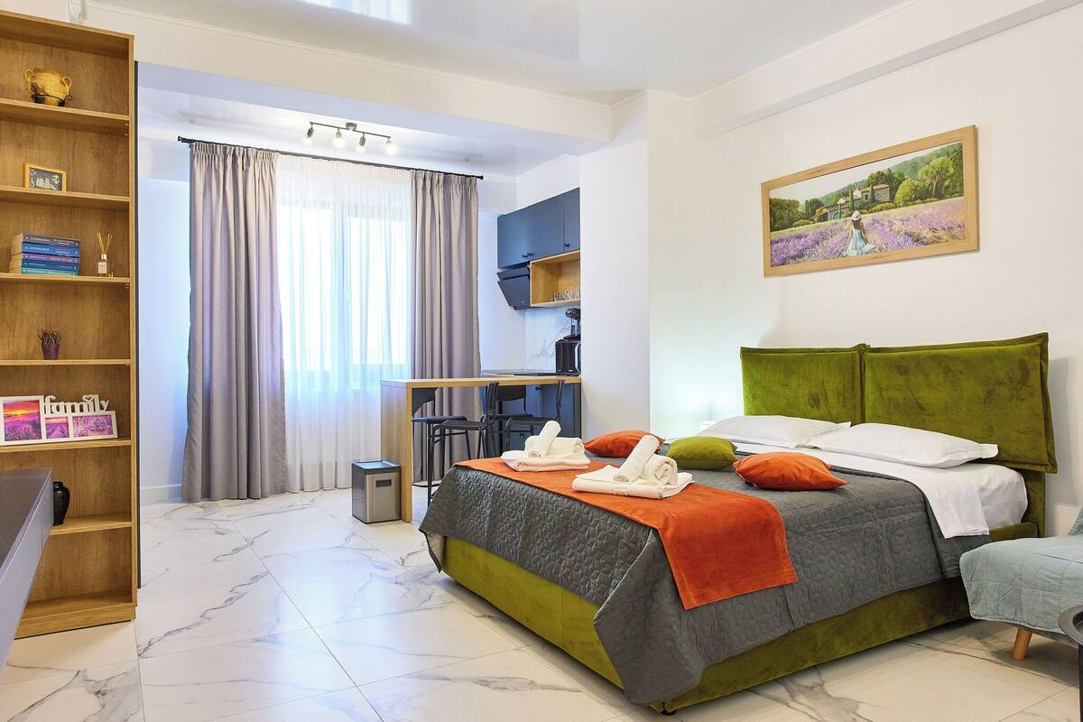 1 bedroom, individually decorated, individually furnished