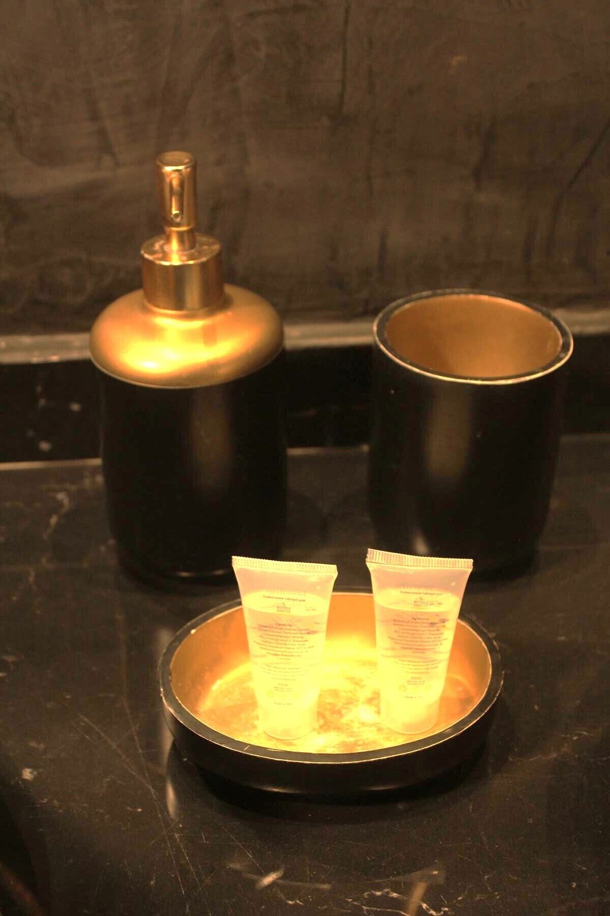 Una encimera de cocina con una sartén negra, un recipiente negro y dos paquetes de té.