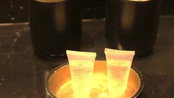 Una encimera de cocina con una sartén negra, un recipiente negro y dos paquetes de té.