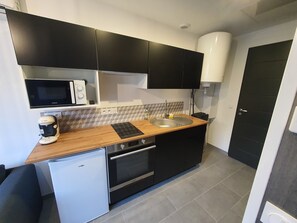 Frigorifero, microonde, forno, piano cottura