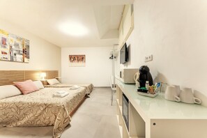 1 habitación, tabla de planchar con plancha y ropa de cama 