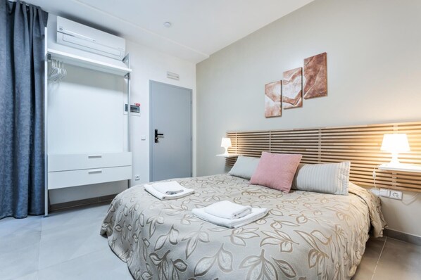 1 bedroom, free internet, bed sheets