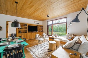 Smart TV, fireplace