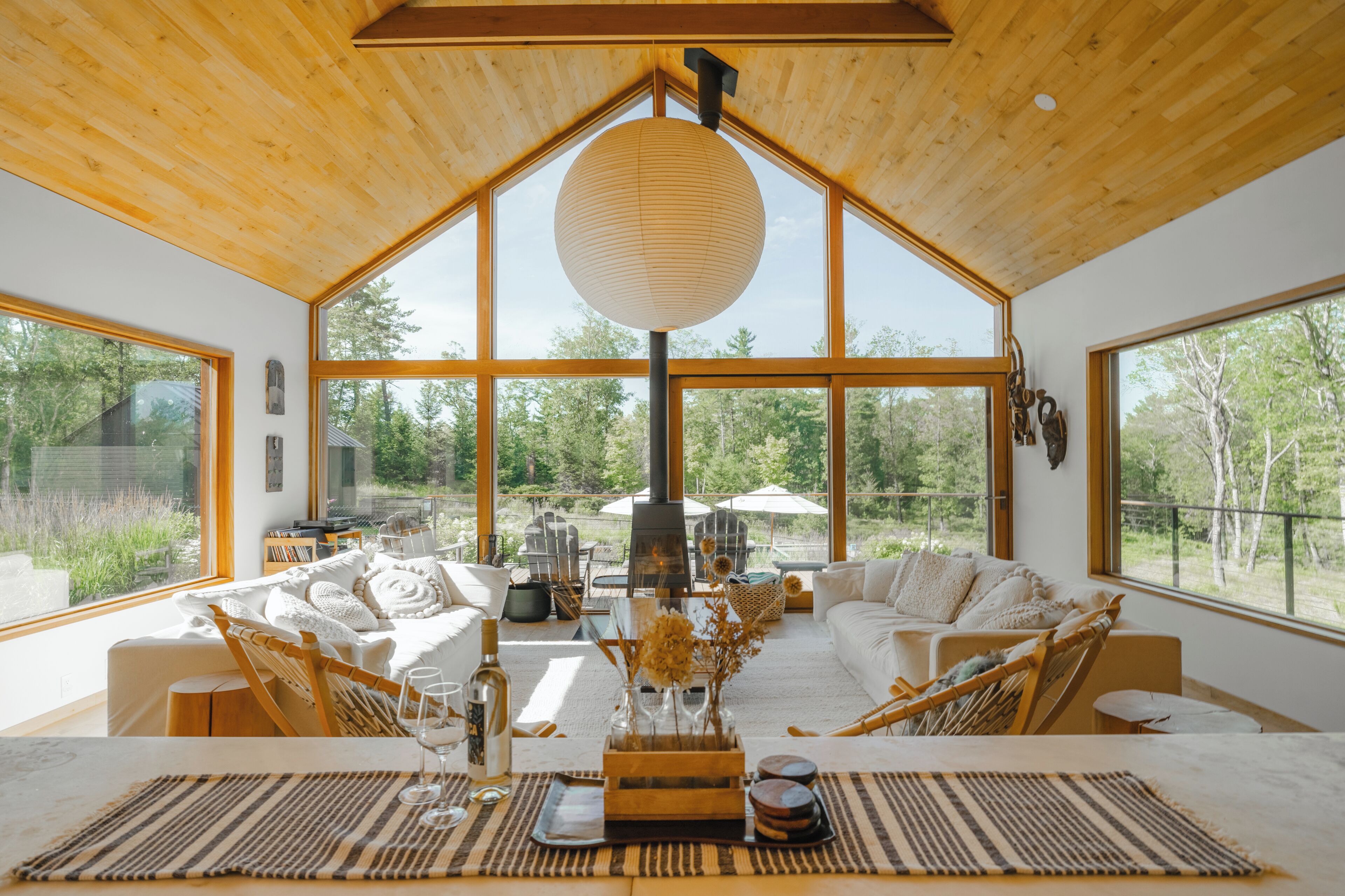 Smart TV, chimenea y estéreo 