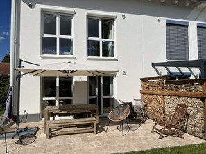 Outdoor dining - LIBORIA: Stylish house | sauna | 4min to the lake (Seehausen am Staffelsee)
