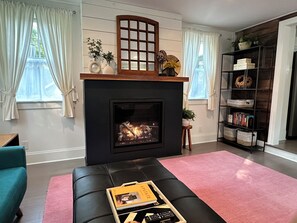 Smart TV, chimenea, libros y servicios de streaming 