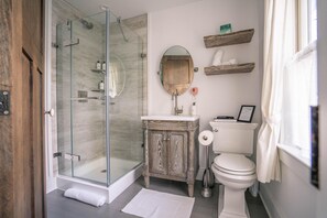 Een haardroger, handdoeken