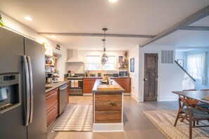 ثلاجة، ميكروويف، فرن، موقد طهي مسطح