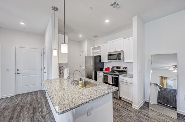 Kühlschrank, Mikrowelle, Ofen, Herdplatte